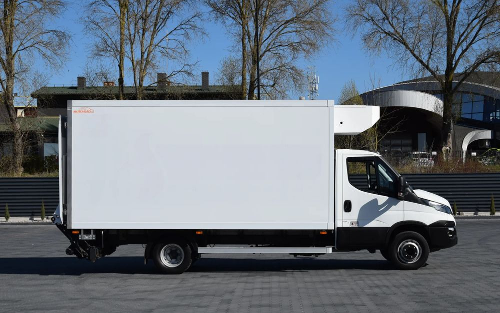 Iveco DAILY 70C18 / 3.0 - 180 KM / AUTOMAT HI-MATIC / 3 OSOBY / CHŁODNIA - MROŹNIA 4,55 M / AGREGAD FRIGOBLOCK / WINDA SORENSEN / KLIMA / TEMPOMAT / KAMERA COFANIA / REGULOWANE ZAWIESZENIE / SERWISOWA - Hűtős teherautó: 4 kép. Iveco DAILY 70C18 / 3.0 - 180 KM / AUTOMAT HI-MATIC / 3 OSOBY / CHŁODNIA - MROŹNIA 4,55 M / AGREGAD FRIGOBLOCK / WINDA SORENSEN / KLIMA / TEMPOMAT / KAMERA COFANIA / REGULOWANE ZAWIESZENIE / SERWISOWA - Hűtős teherautó: 4 kép.