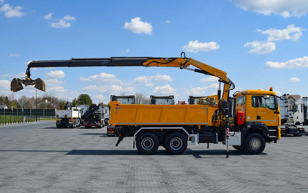 MAN TGS 26.400 / 6x4 / EURO 6 / UDT / HDS FASSI 165 / WYSUW x3 / ROTATOR / CHWYTAK / STEROWANIE RADIOWE / WZMOCNIONA RAMA / WYWROTKA / HYDROBURTA / AUTOMAT / 2017 / NOWE OPONY - 100% / NISKI PRZEBIEG - Billenőplatós teherautó, Darus autó: 4 kép. MAN TGS 26.400 / 6x4 / EURO 6 / UDT / HDS FASSI 165 / WYSUW x3 / ROTATOR / CHWYTAK / STEROWANIE RADIOWE / WZMOCNIONA RAMA / WYWROTKA / HYDROBURTA / AUTOMAT / 2017 / NOWE OPONY - 100% / NISKI PRZEBIEG - Billenőplatós teherautó, Darus autó: 4 kép.