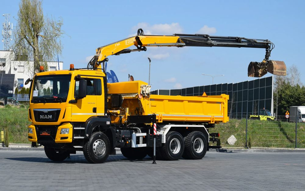 MAN TGS 26.400 / 6x4 / EURO 6 / UDT / HDS FASSI 165 / WYSUW x3 / ROTATOR / CHWYTAK / STEROWANIE RADIOWE / WZMOCNIONA RAMA / WYWROTKA / HYDROBURTA / AUTOMAT / 2017 / NOWE OPONY - 100% / NISKI PRZEBIEG - Billenőplatós teherautó: 1 kép. MAN TGS 26.400 / 6x4 / EURO 6 / UDT / HDS FASSI 165 / WYSUW x3 / ROTATOR / CHWYTAK / STEROWANIE RADIOWE / WZMOCNIONA RAMA / WYWROTKA / HYDROBURTA / AUTOMAT / 2017 / NOWE OPONY - 100% / NISKI PRZEBIEG - Billenőplatós teherautó: 1 kép.