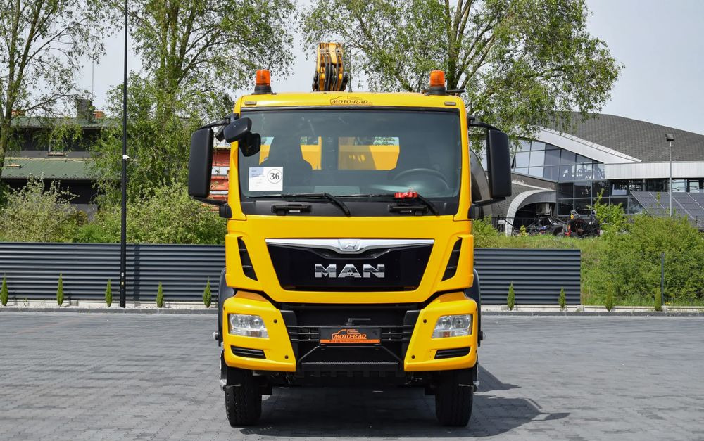 MAN TGS 26.400 / 6x4 / EURO 6 / UDT / HDS FASSI 165 / WYSUW x3 / ROTATOR / CHWYTAK / STEROWANIE RADIOWE / WZMOCNIONA RAMA / WYWROTKA / HYDROBURTA / AUTOMAT / 2017 / NOWE OPONY - 100% / NISKI PRZEBIEG - Billenőplatós teherautó, Darus autó: 2 kép. MAN TGS 26.400 / 6x4 / EURO 6 / UDT / HDS FASSI 165 / WYSUW x3 / ROTATOR / CHWYTAK / STEROWANIE RADIOWE / WZMOCNIONA RAMA / WYWROTKA / HYDROBURTA / AUTOMAT / 2017 / NOWE OPONY - 100% / NISKI PRZEBIEG - Billenőplatós teherautó, Darus autó: 2 kép.