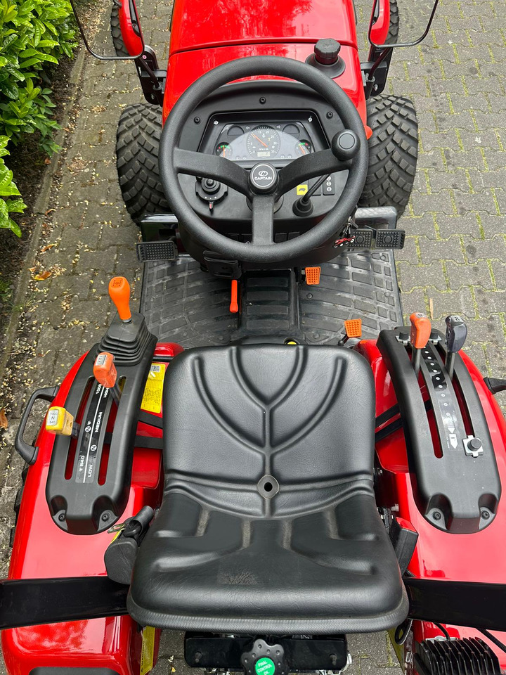 Captain Captain D223 - Kistraktor: 2 kép. Captain Captain D223 - Kistraktor: 2 kép.