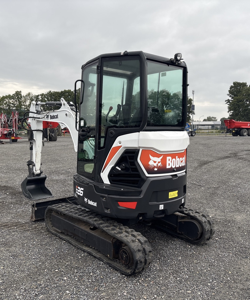 BOBCAT E26 - Minikotró: 3 kép. BOBCAT E26 - Minikotró: 3 kép.