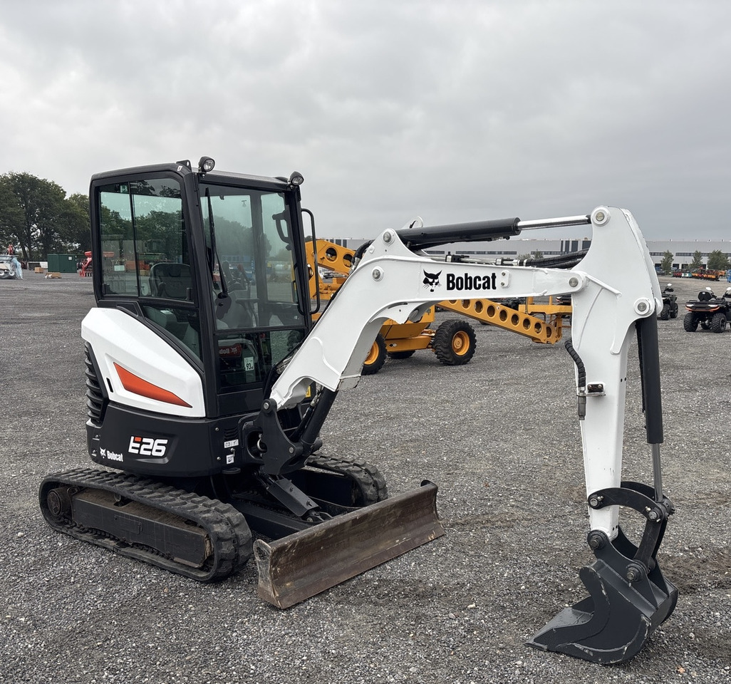 BOBCAT E26 - Minikotró: 1 kép. BOBCAT E26 - Minikotró: 1 kép.