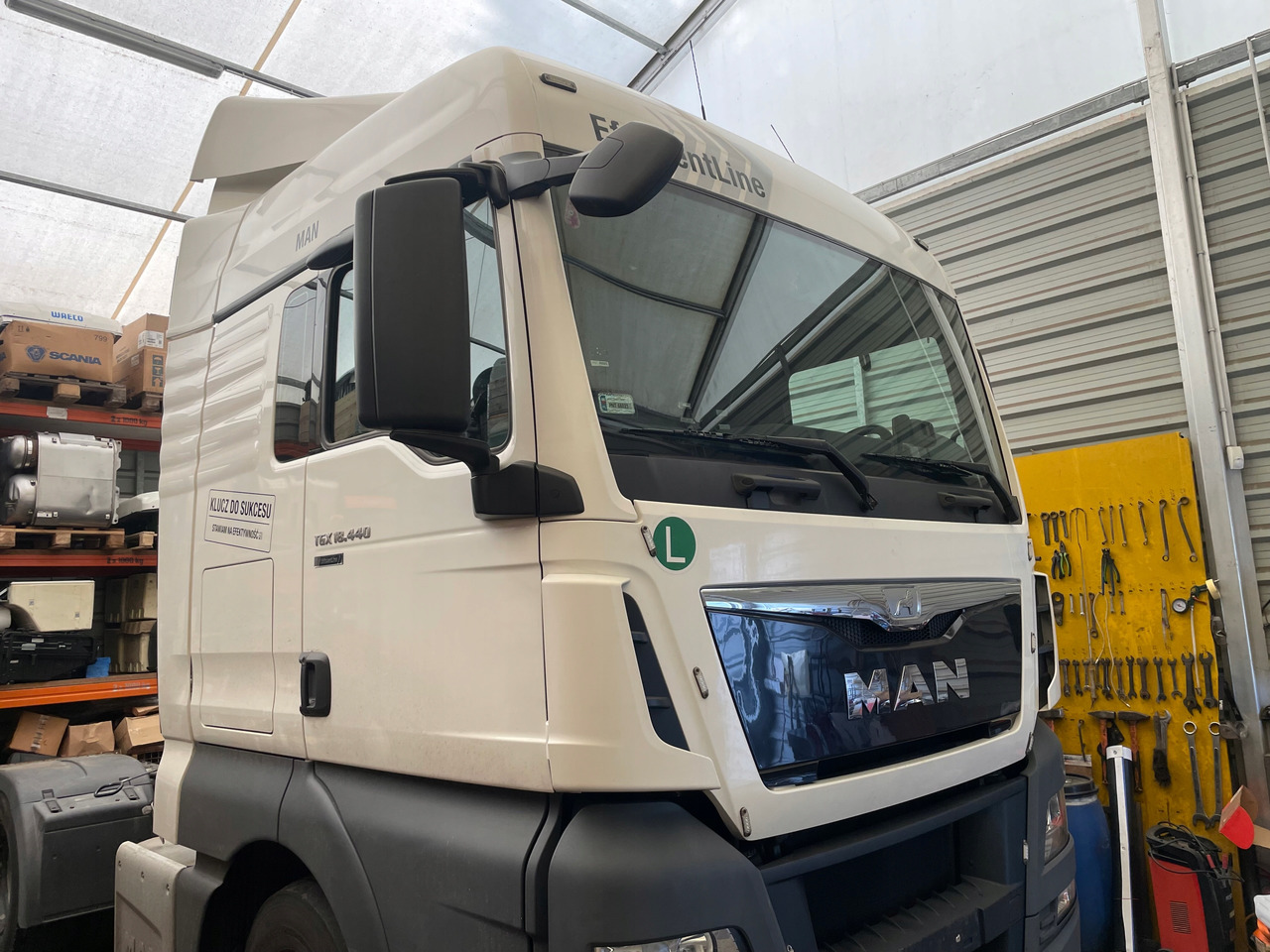 GOŁA KABINA MAN TGX XLX BIAŁA EURO 6 KOLOR RAL 9010 - Fülke - Teherautó: 3 kép. GOŁA KABINA MAN TGX XLX BIAŁA EURO 6 KOLOR RAL 9010 - Fülke - Teherautó: 3 kép.