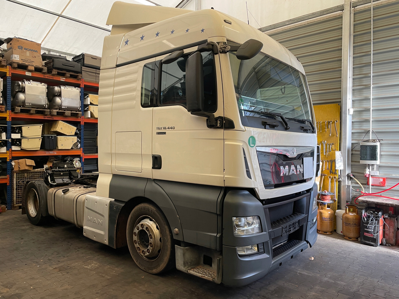 KABINA MAN TGX EURO 6 XLX BIAŁA KOLOR RAL 9010 - Fülke - Teherautó: 1 kép. KABINA MAN TGX EURO 6 XLX BIAŁA KOLOR RAL 9010 - Fülke - Teherautó: 1 kép.