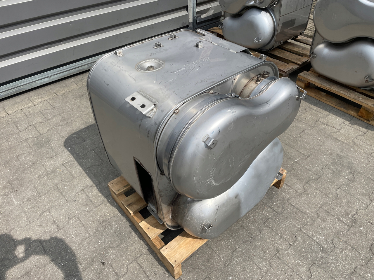 KATALIZATOR MAN TGX TGS EURO 6 DPF TŁUMIK WYDECH 81151036101 - Katalizátor - Teherautó: 3 kép. KATALIZATOR MAN TGX TGS EURO 6 DPF TŁUMIK WYDECH 81151036101 - Katalizátor - Teherautó: 3 kép.