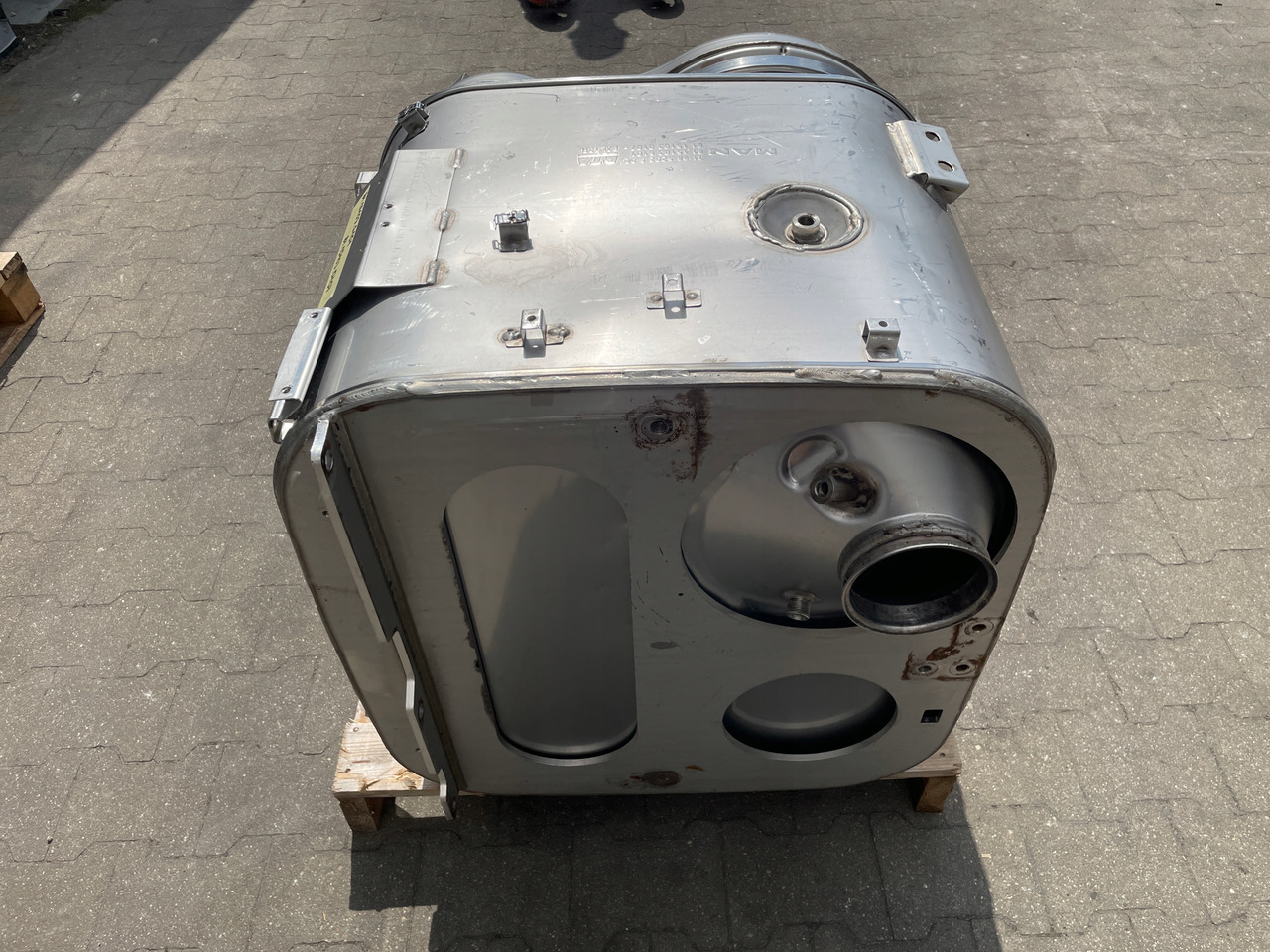 KATALIZATOR MAN TGX TGS EURO 6 DPF TŁUMIK WYDECH 81151036101 - Katalizátor - Teherautó: 5 kép. KATALIZATOR MAN TGX TGS EURO 6 DPF TŁUMIK WYDECH 81151036101 - Katalizátor - Teherautó: 5 kép.