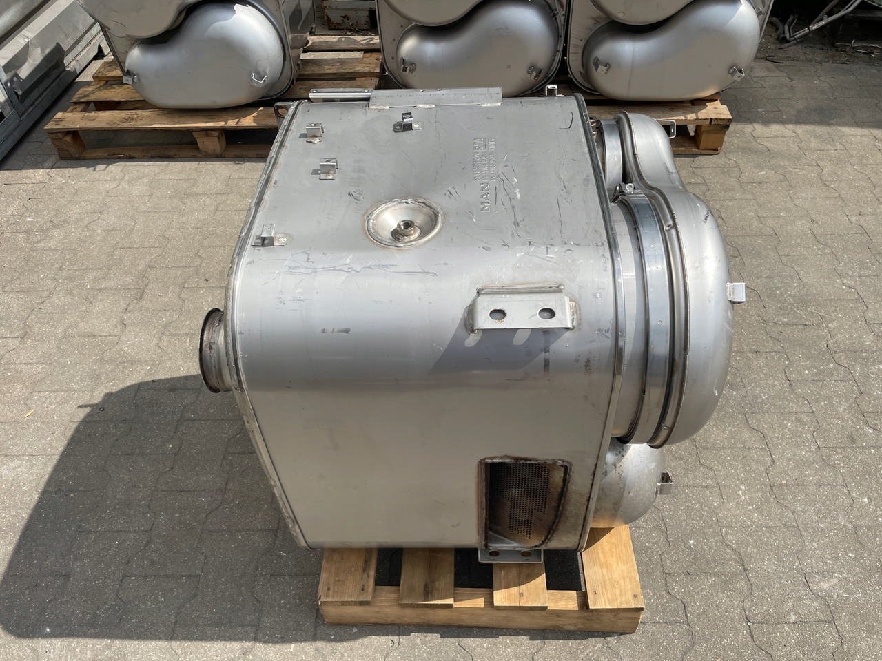 KATALIZATOR MAN TGX TGS EURO 6 DPF TŁUMIK WYDECH 81151036101 - Katalizátor - Teherautó: 4 kép. KATALIZATOR MAN TGX TGS EURO 6 DPF TŁUMIK WYDECH 81151036101 - Katalizátor - Teherautó: 4 kép.