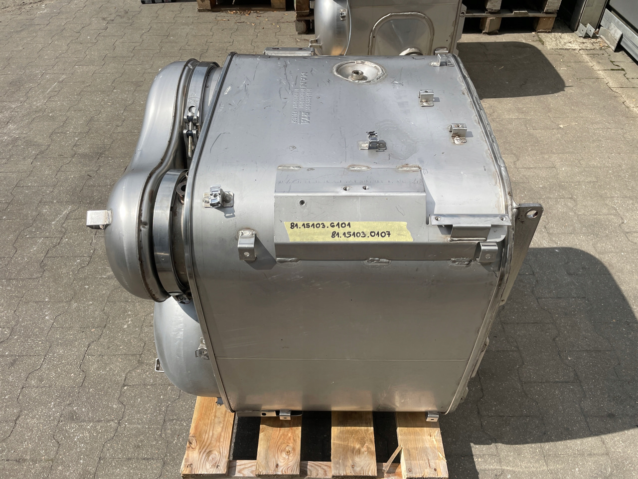 KATALIZATOR MAN TGX TGS EURO 6 DPF TŁUMIK WYDECH 81151036101 - Katalizátor - Teherautó: 2 kép. KATALIZATOR MAN TGX TGS EURO 6 DPF TŁUMIK WYDECH 81151036101 - Katalizátor - Teherautó: 2 kép.