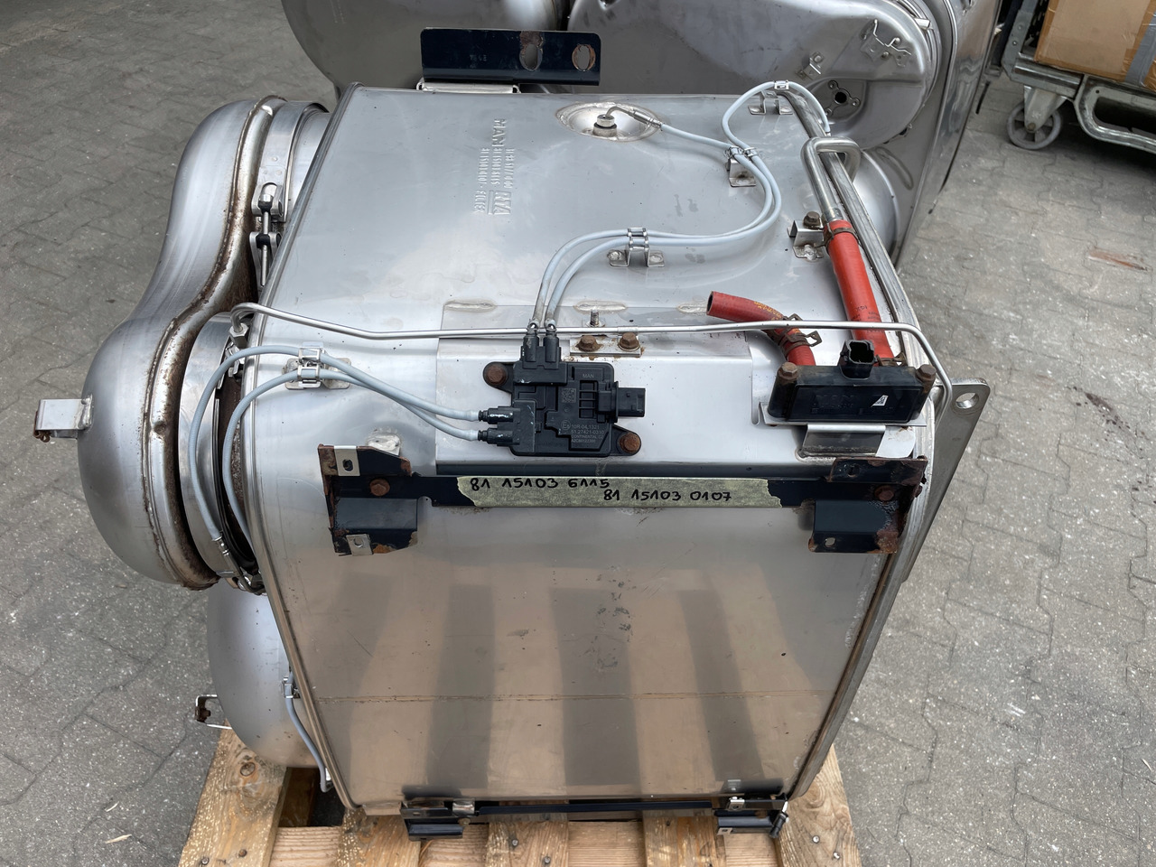 KATALIZATOR MAN TGX TGS EURO 6 DPF TŁUMIK WYDECH 81151036115 - Kipufogócső - Teherautó: 2 kép. KATALIZATOR MAN TGX TGS EURO 6 DPF TŁUMIK WYDECH 81151036115 - Kipufogócső - Teherautó: 2 kép.