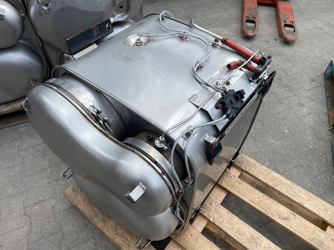 KATALIZATOR MAN TGX TGS EURO 6 DPF TŁUMIK WYDECH 81151036115 - Kipufogócső - Teherautó: 1 kép. KATALIZATOR MAN TGX TGS EURO 6 DPF TŁUMIK WYDECH 81151036115 - Kipufogócső - Teherautó: 1 kép.