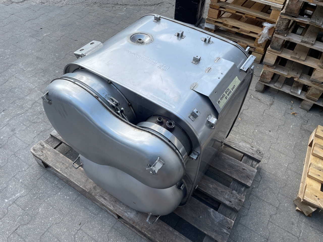 KATALIZATOR MAN TGX TGS EURO 6 DPF TŁUMIK WYDECH 81151036125 - Katalizátor: 3 kép. KATALIZATOR MAN TGX TGS EURO 6 DPF TŁUMIK WYDECH 81151036125 - Katalizátor: 3 kép.