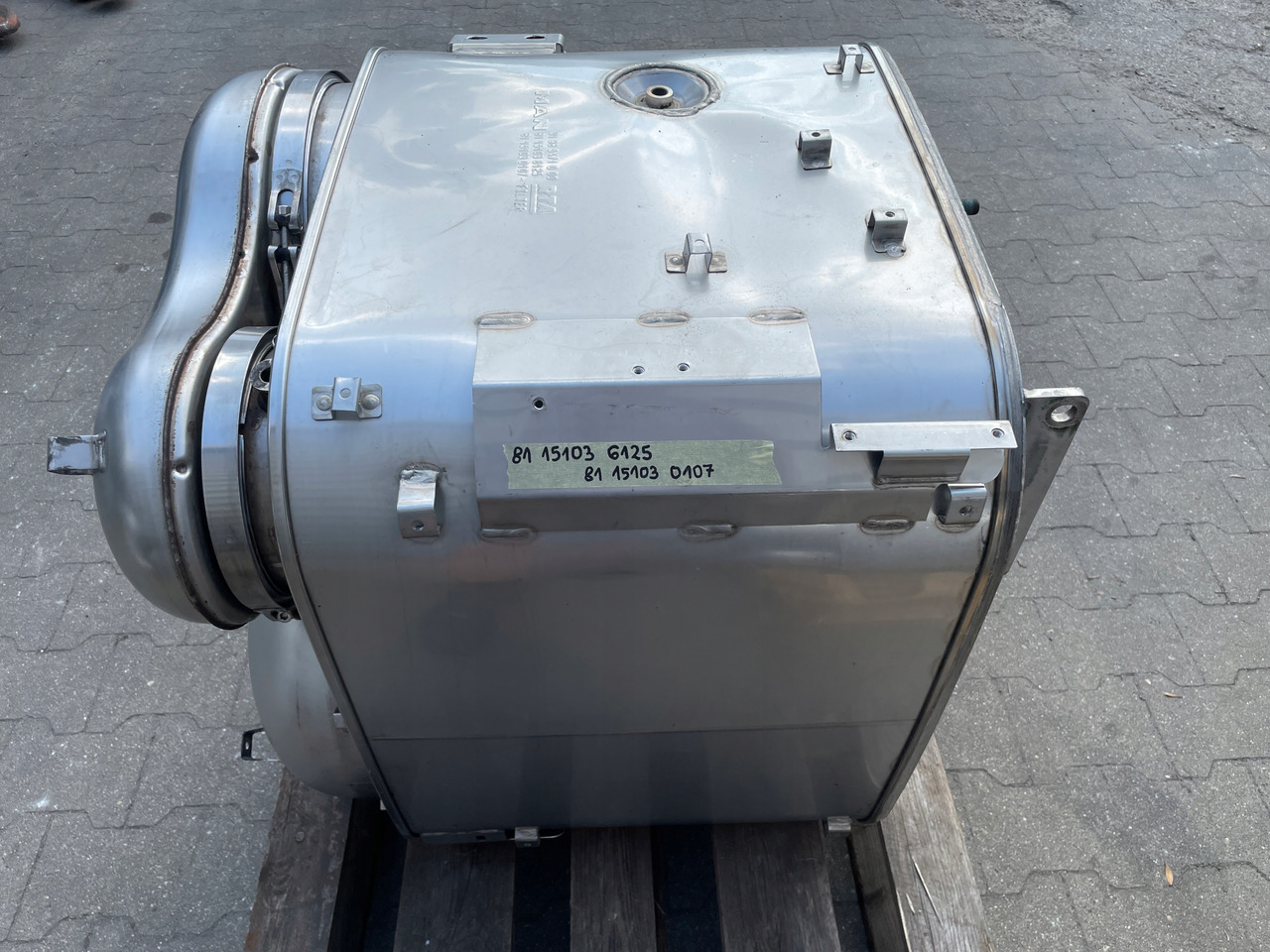 KATALIZATOR MAN TGX TGS EURO 6 DPF TŁUMIK WYDECH 81151036125 - Katalizátor: 2 kép. KATALIZATOR MAN TGX TGS EURO 6 DPF TŁUMIK WYDECH 81151036125 - Katalizátor: 2 kép.