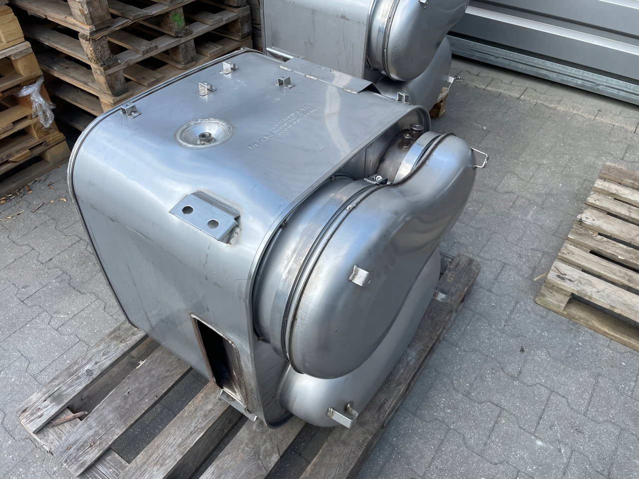 KATALIZATOR MAN TGX TGS EURO 6 DPF TŁUMIK WYDECH 81151036125 - Katalizátor: 1 kép. KATALIZATOR MAN TGX TGS EURO 6 DPF TŁUMIK WYDECH 81151036125 - Katalizátor: 1 kép.