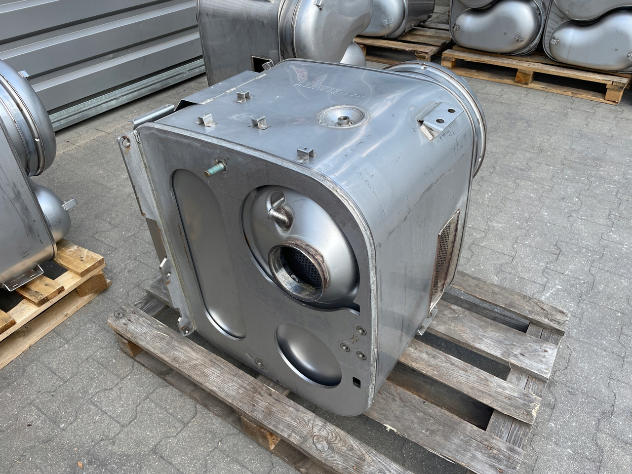 KATALIZATOR MAN TGX TGS EURO 6 DPF TŁUMIK WYDECH 81151036125 - Katalizátor: 4 kép. KATALIZATOR MAN TGX TGS EURO 6 DPF TŁUMIK WYDECH 81151036125 - Katalizátor: 4 kép.