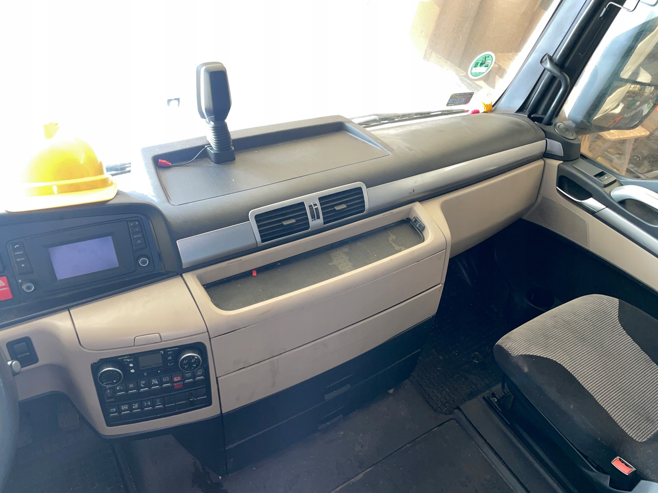 KOMPLETNA KABINA MAN TGX XXL EURO 6 LIFT JASNY ŚRODEK - Fülke - Teherautó: 3 kép. KOMPLETNA KABINA MAN TGX XXL EURO 6 LIFT JASNY ŚRODEK - Fülke - Teherautó: 3 kép.