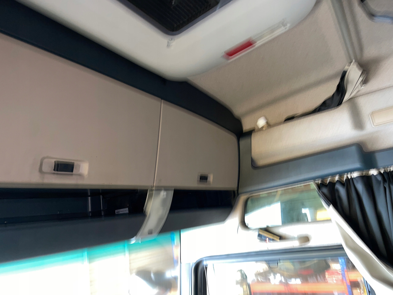 KOMPLETNA KABINA MAN TGX XXL EURO 6 LIFT JASNY ŚRODEK - Fülke - Teherautó: 4 kép. KOMPLETNA KABINA MAN TGX XXL EURO 6 LIFT JASNY ŚRODEK - Fülke - Teherautó: 4 kép.