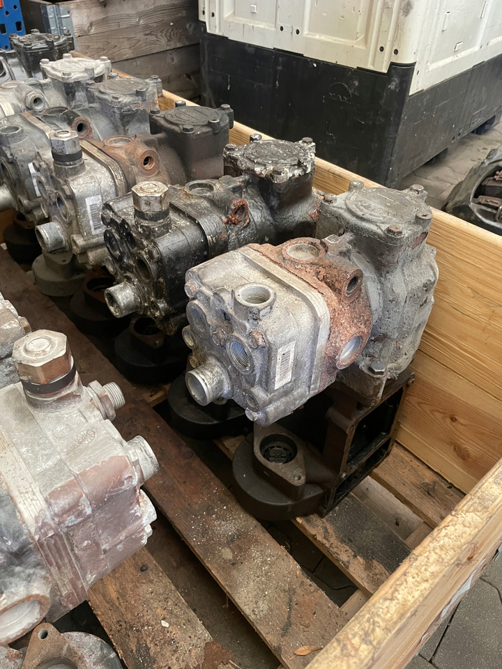 KOMPRESOR SPRĘŻARKA POWIETRZA MAN TGX TGS EURO 6 51540007146 - Kompresszor, sűrített levegő rendszer - Teherautó: 2 kép. KOMPRESOR SPRĘŻARKA POWIETRZA MAN TGX TGS EURO 6 51540007146 - Kompresszor, sűrített levegő rendszer - Teherautó: 2 kép.