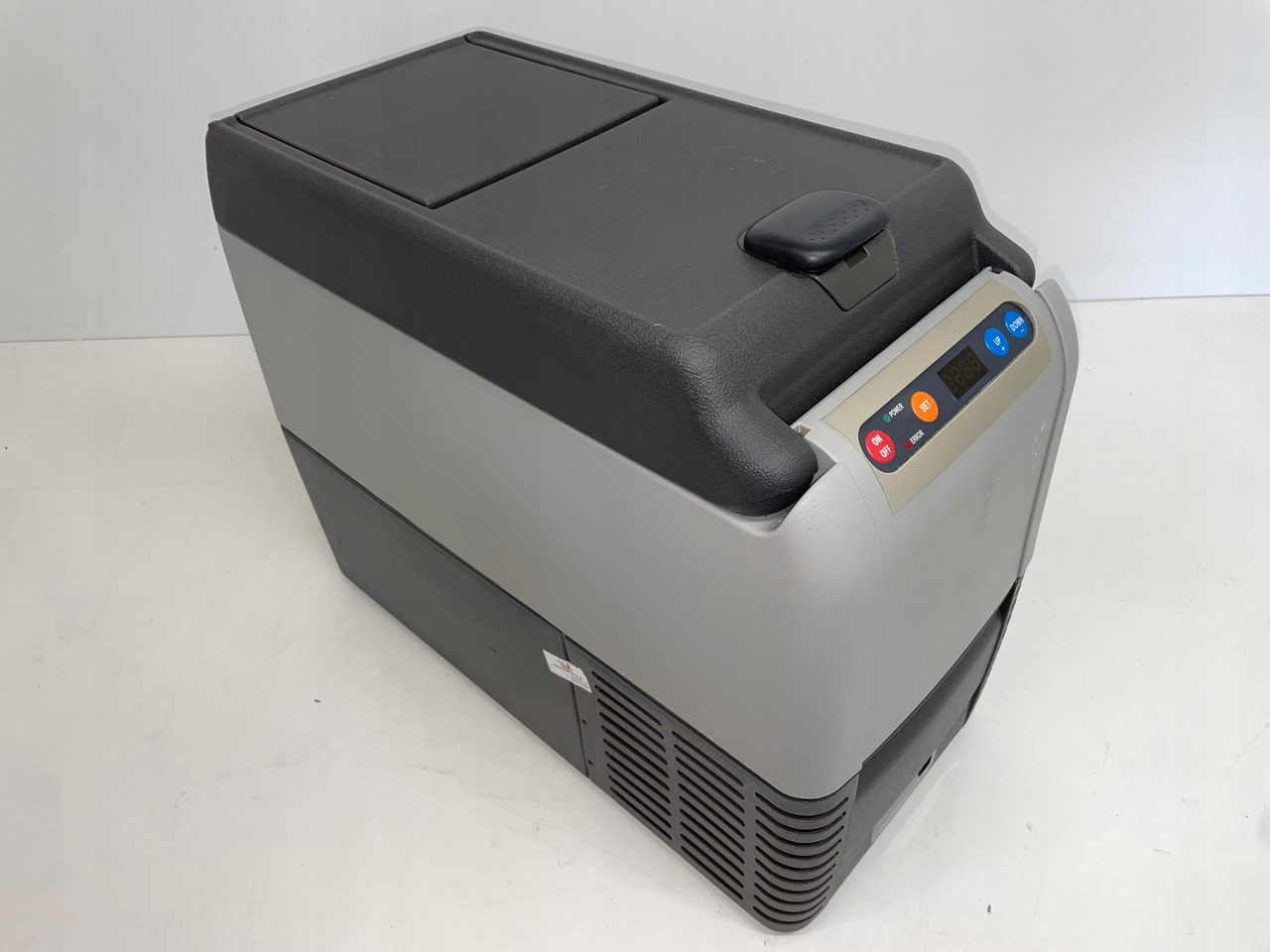 LODÓWKA CHŁODZIARKA MERCEDES 17000157 A9678300060 ZGS 120 24V - Fülke és belső tér - Teherautó: 1 kép. LODÓWKA CHŁODZIARKA MERCEDES 17000157 A9678300060 ZGS 120 24V - Fülke és belső tér - Teherautó: 1 kép.