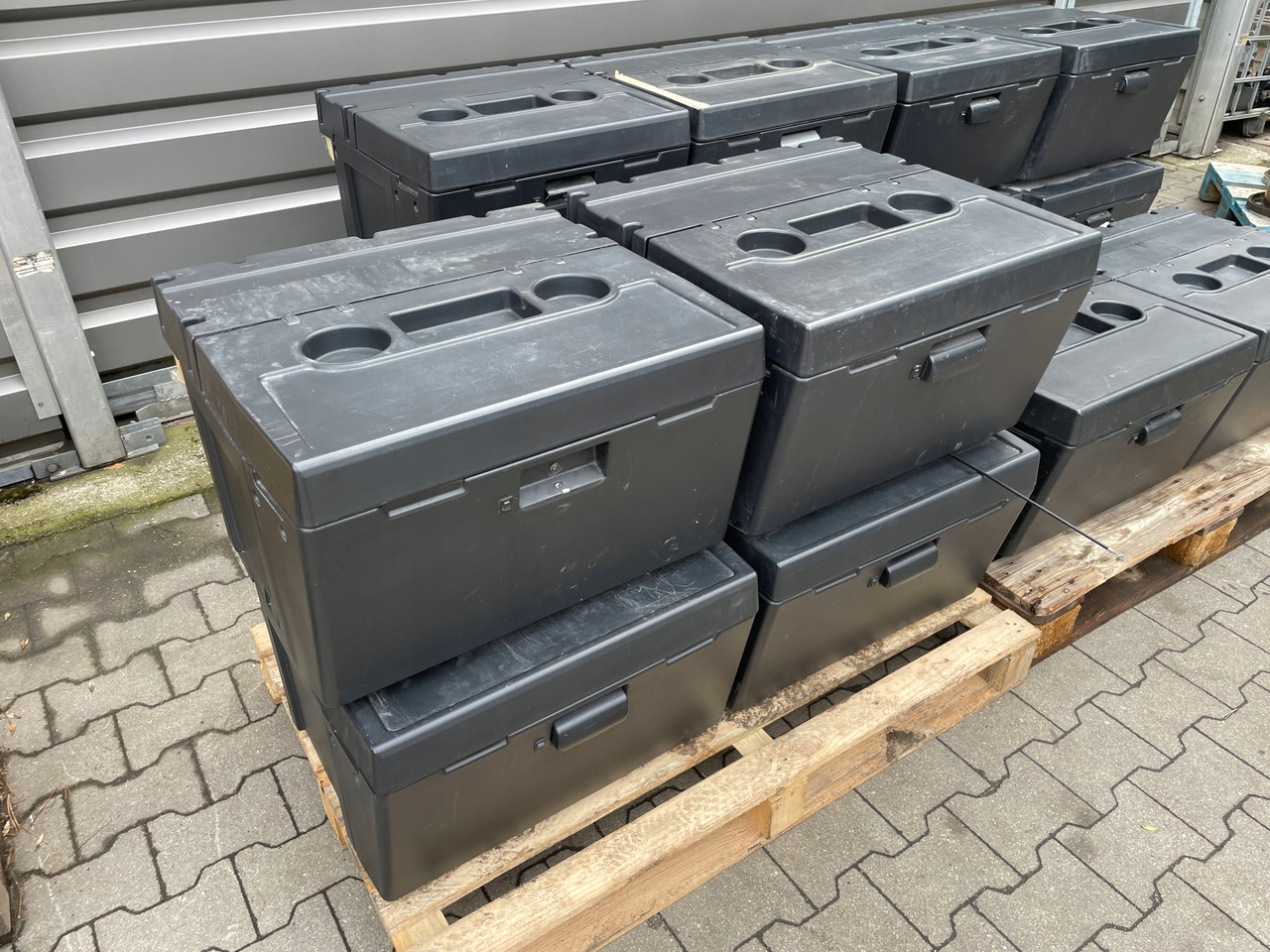 LODÓWKA IVECO HI-WAY HI WAY STRALIS - Fülke és belső tér - Teherautó: 3 kép. LODÓWKA IVECO HI-WAY HI WAY STRALIS - Fülke és belső tér - Teherautó: 3 kép.