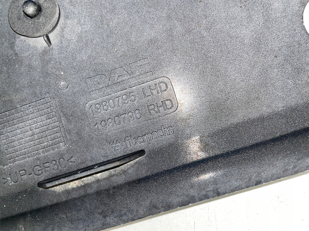 PODSZYBIE OSŁONA MASKOWNICA DAF CF 1980795 - Szélvédő - Teherautó: 5 kép. PODSZYBIE OSŁONA MASKOWNICA DAF CF 1980795 - Szélvédő - Teherautó: 5 kép.