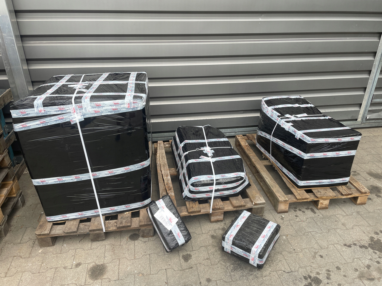 RECYRKULATOR SPALIN MAN TGA TGX TGS D26 51081007141 - EGR hűtő - Teherautó: 5 kép. RECYRKULATOR SPALIN MAN TGA TGX TGS D26 51081007141 - EGR hűtő - Teherautó: 5 kép.