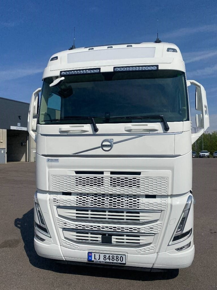 Volvo FH 500 - Nyergesvontató: 2 kép. Volvo FH 500 - Nyergesvontató: 2 kép.