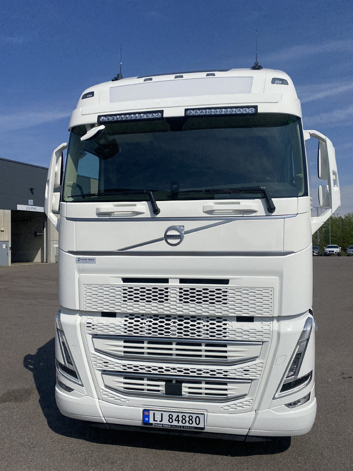 Volvo FH500 - Nyergesvontató: 2 kép. Volvo FH500 - Nyergesvontató: 2 kép.