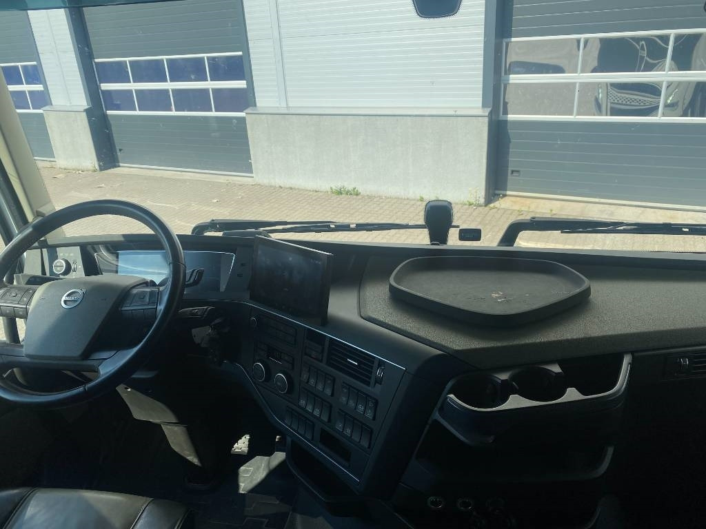 Cserefelépítményes teherautó Volvo FH 540: 6 kép. Cserefelépítményes teherautó Volvo FH 540: 6 kép.