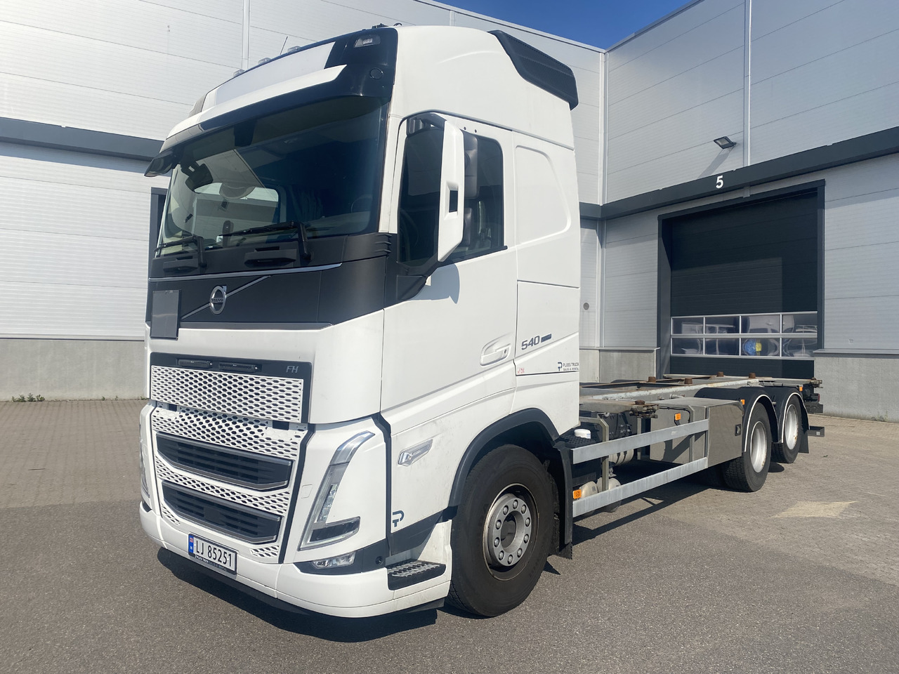 Volvo FH 540 - Cserefelépítményes teherautó: 1 kép. Volvo FH 540 - Cserefelépítményes teherautó: 1 kép.