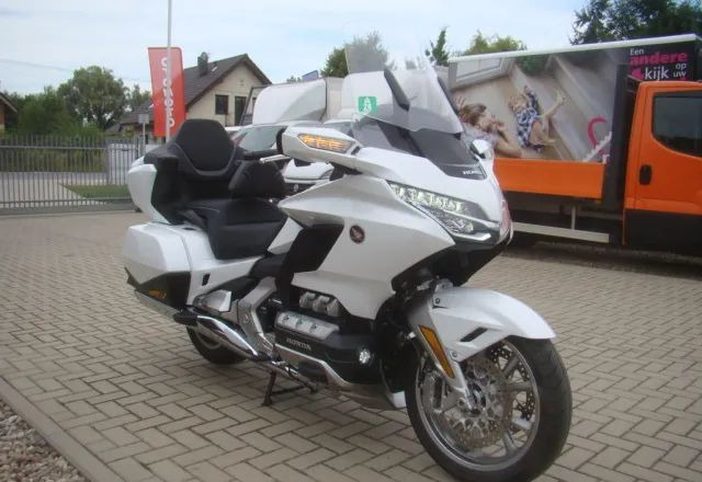 Honda GL - Motorkerékpár: 4 kép. Honda GL - Motorkerékpár: 4 kép.