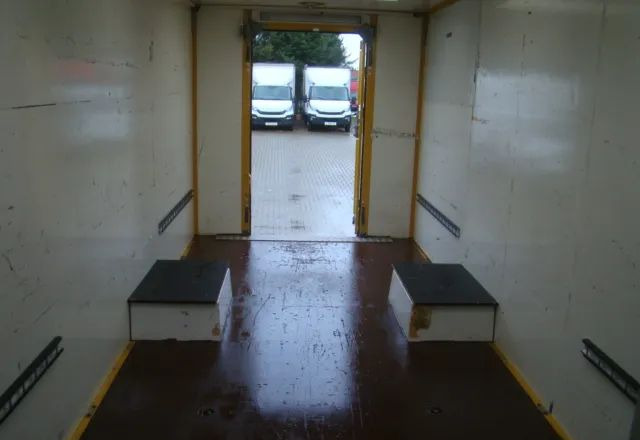 Dobozos kisteherautó Iveco DAILY 65 C 18 3.0TDI 5.10M: 18 kép. Dobozos kisteherautó Iveco DAILY 65 C 18 3.0TDI 5.10M: 18 kép.