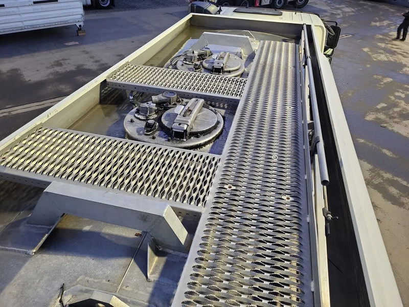 DAF CF 75.310 - Tartályos teherautó: 5 kép. DAF CF 75.310 - Tartályos teherautó: 5 kép.