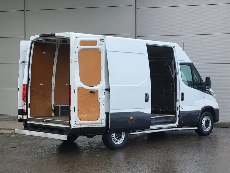 Iveco Daily 35S14 - Furgon, Duplakabinos kisteherautó: 3 kép. Iveco Daily 35S14 - Furgon, Duplakabinos kisteherautó: 3 kép.