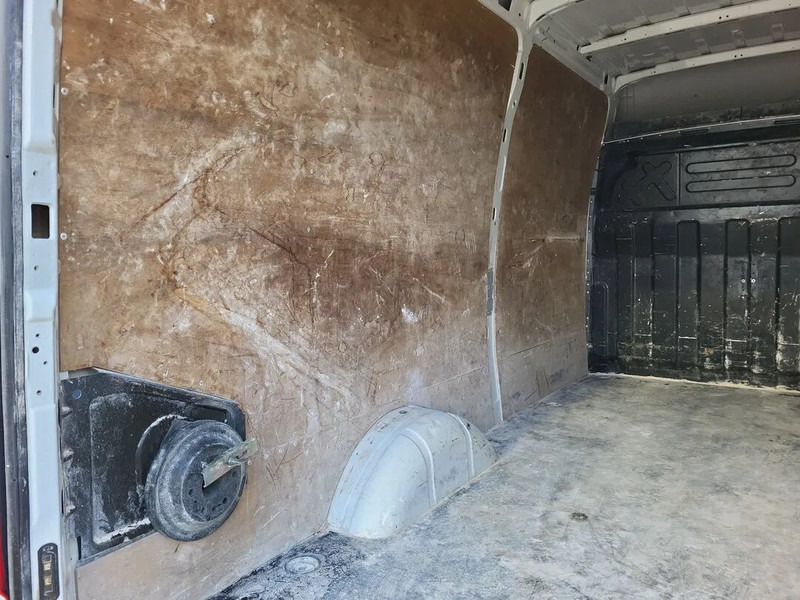 Iveco Daily L2H2 - Furgon: 4 kép. Iveco Daily L2H2 - Furgon: 4 kép.