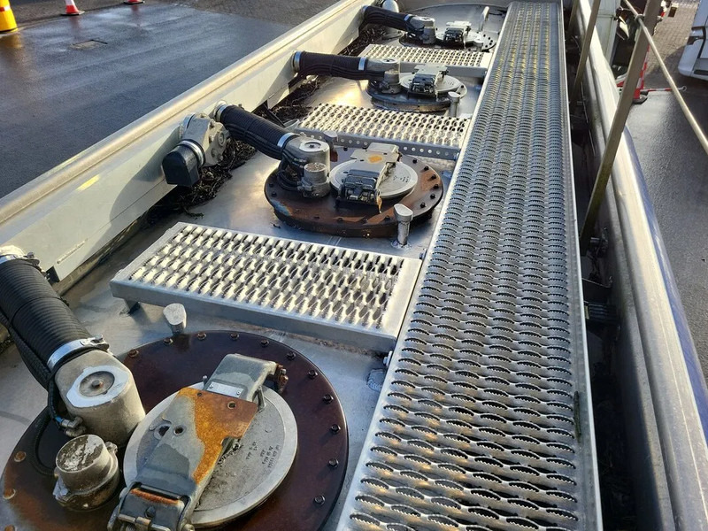 Mercedes-Benz Antos 1824 - Tartályos teherautó: 4 kép. Mercedes-Benz Antos 1824 - Tartályos teherautó: 4 kép.