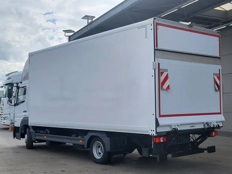 Mercedes-Benz Atego 816 - Hűtős teherautó: 3 kép. Mercedes-Benz Atego 816 - Hűtős teherautó: 3 kép.