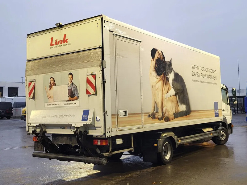 Mercedes-Benz Atego 818 Atego - Dobozos felépítményű teherautó: 4 kép. Mercedes-Benz Atego 818 Atego - Dobozos felépítményű teherautó: 4 kép.