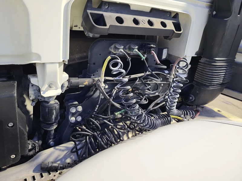 DAF XF 480 - Nyergesvontató: 5 kép. DAF XF 480 - Nyergesvontató: 5 kép.