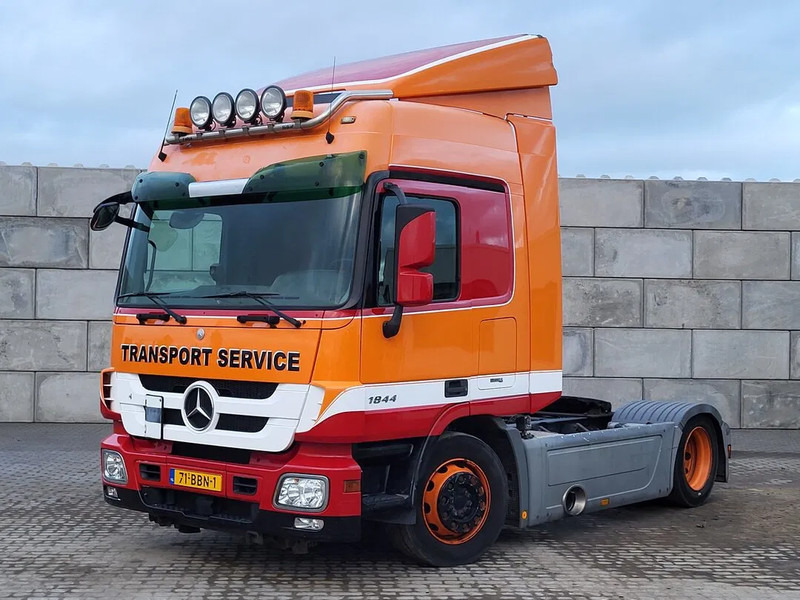 Mercedes-Benz SK 1844 Actros 1844 - Nyergesvontató: 1 kép. Mercedes-Benz SK 1844 Actros 1844 - Nyergesvontató: 1 kép.