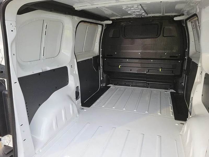 Peugeot Expert L2H1 Automatic Clima Cruise Navi Parkingsensors Euro6 2020 - Kis furgon, Duplakabinos kisteherautó: 5 kép. Peugeot Expert L2H1 Automatic Clima Cruise Navi Parkingsensors Euro6 2020 - Kis furgon, Duplakabinos kisteherautó: 5 kép.