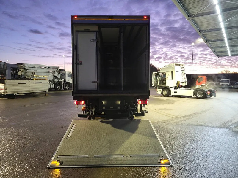 Volvo FM 330 Automatic Taillift Clima Cruise PTO LED Refrigerated Truck Euro6 2015 - Hűtős teherautó: 5 kép. Volvo FM 330 Automatic Taillift Clima Cruise PTO LED Refrigerated Truck Euro6 2015 - Hűtős teherautó: 5 kép.