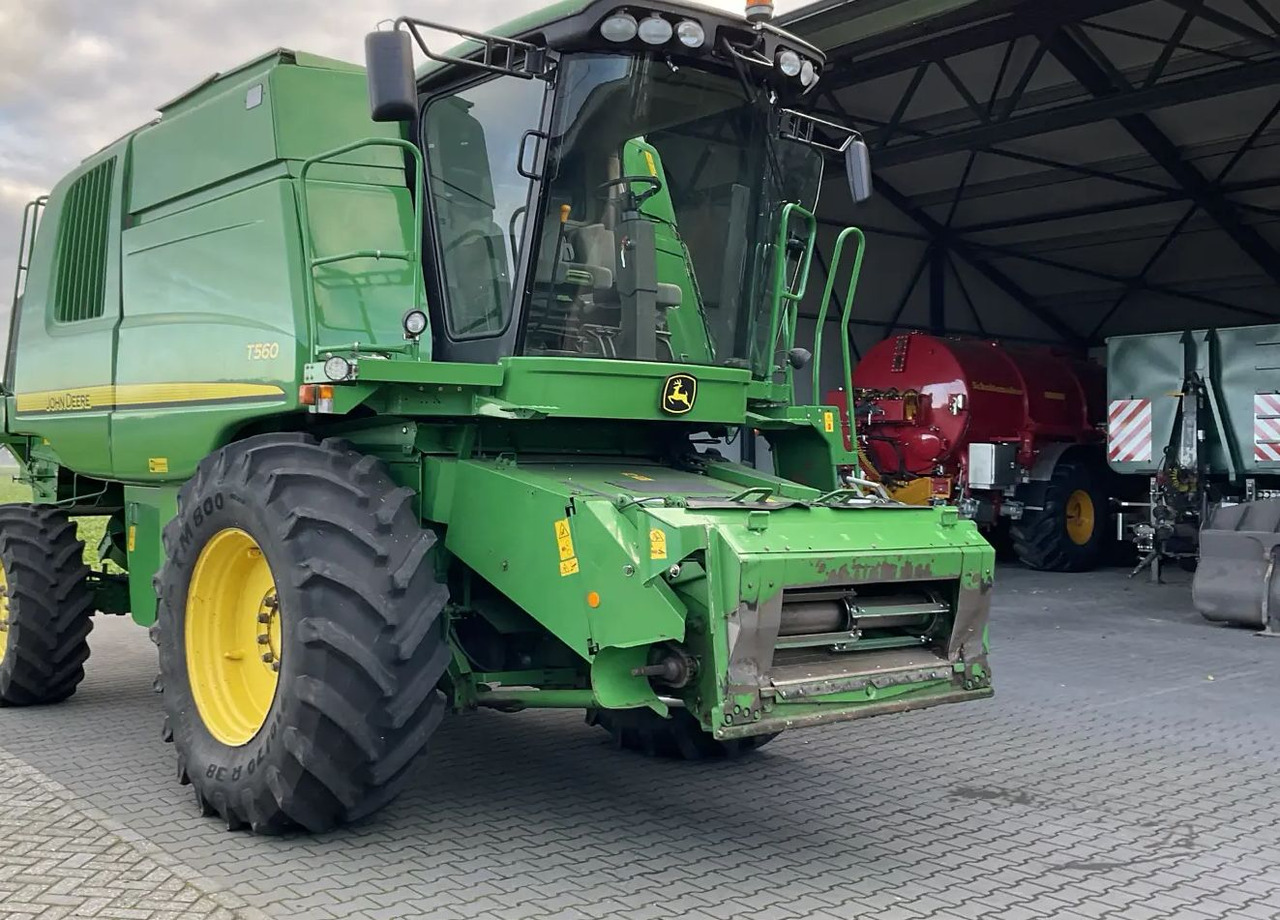 John Deere T560 - Kombájn: 1 kép. John Deere T560 - Kombájn: 1 kép.