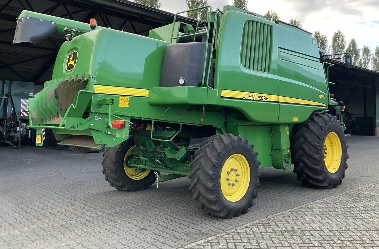 John Deere T560 - Kombájn: 2 kép. John Deere T560 - Kombájn: 2 kép.