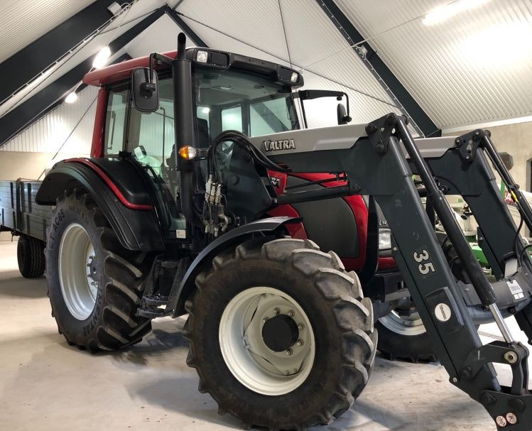 Valtra N92 HiTech - Traktor: 2 kép. Valtra N92 HiTech - Traktor: 2 kép.