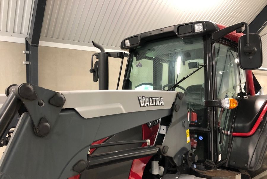 Valtra N92 HiTech - Traktor: 3 kép. Valtra N92 HiTech - Traktor: 3 kép.