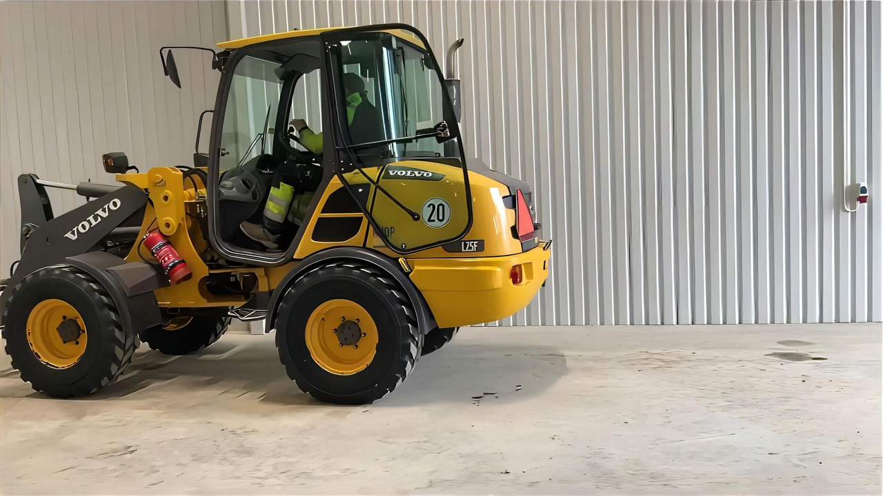 Volvo L 25 - Gumikerekes homlokrakodó: 5 kép. Volvo L 25 - Gumikerekes homlokrakodó: 5 kép.