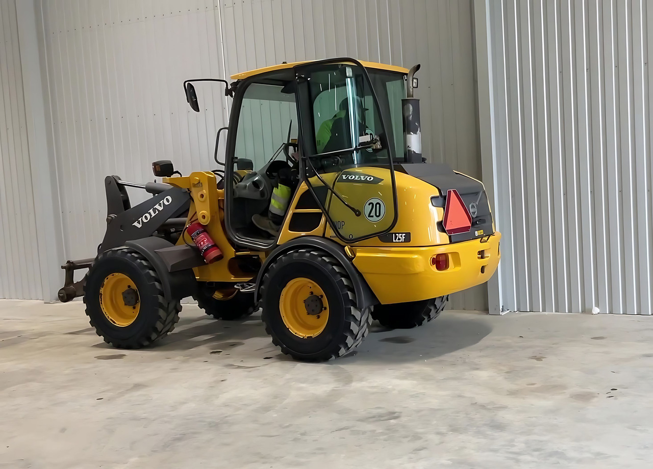 Volvo L 25 - Gumikerekes homlokrakodó: 1 kép. Volvo L 25 - Gumikerekes homlokrakodó: 1 kép.