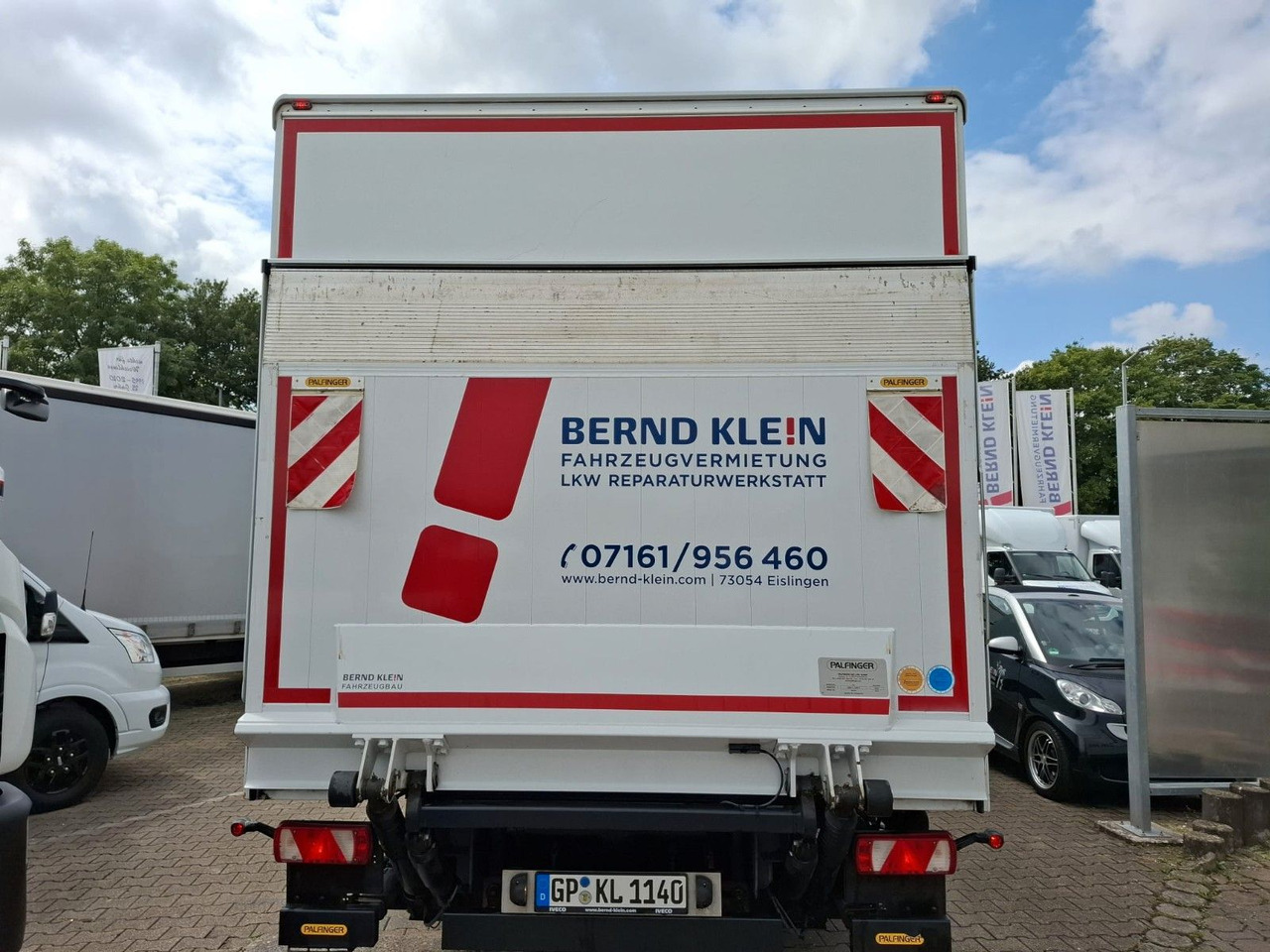 Fliegl TKF118 - Pótkocsi dobozos: 3 kép. Fliegl TKF118 - Pótkocsi dobozos: 3 kép.