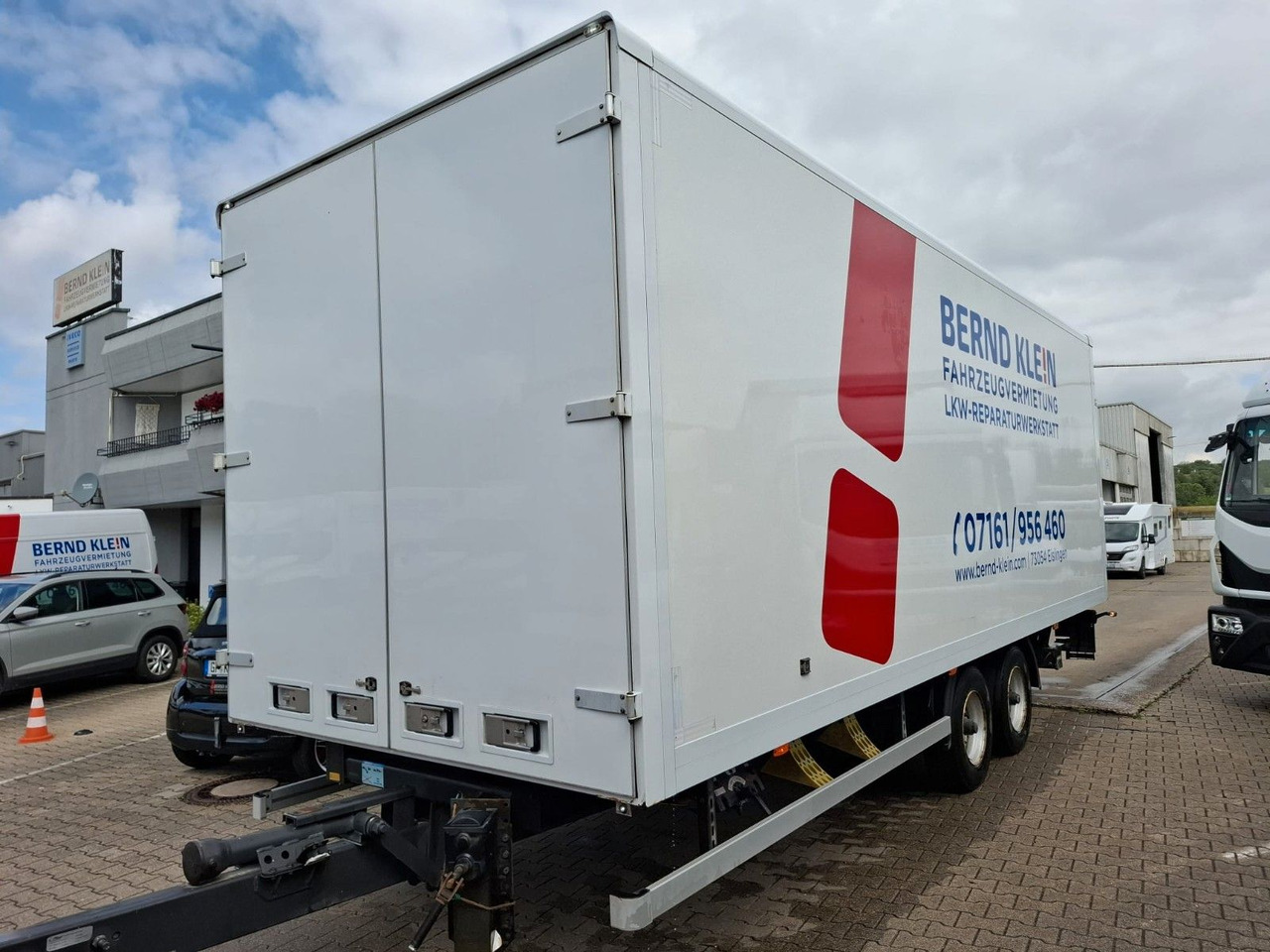 Fliegl TKF118 - Pótkocsi dobozos: 2 kép. Fliegl TKF118 - Pótkocsi dobozos: 2 kép.